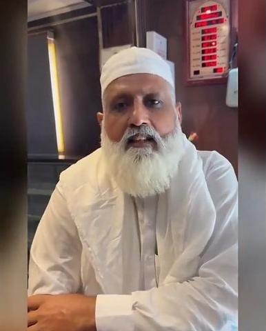 سعودی عرب سے عمرہ ریویو دینے والے زائر کی تصویر