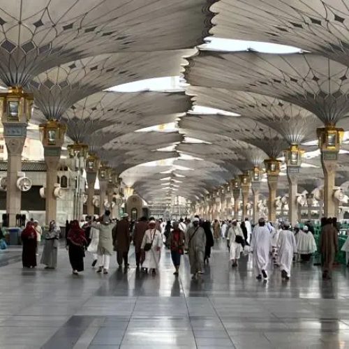 Step-by-step guidance for performing Tawaf and Umrah rituals in Makkah.